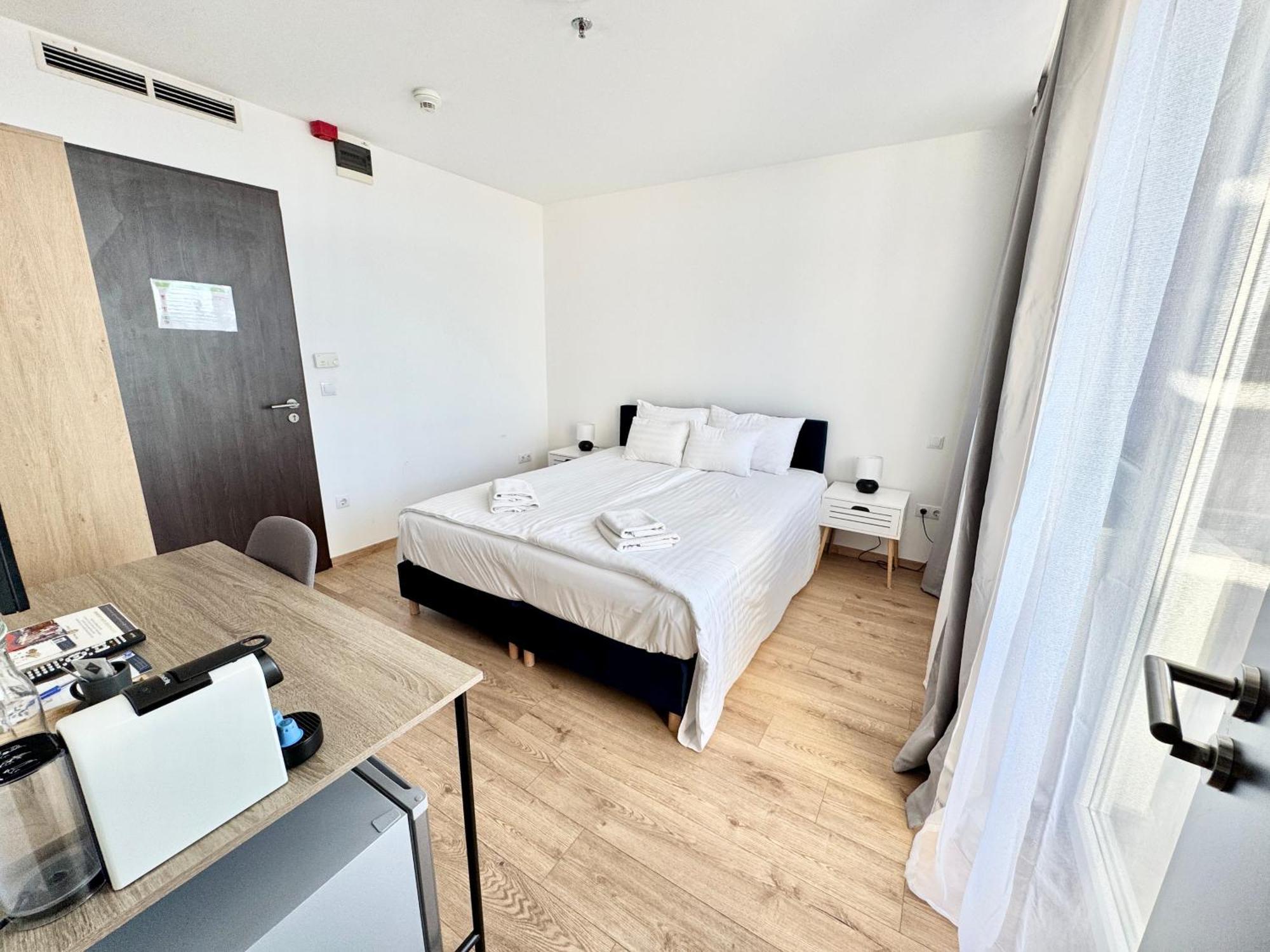Rooftop With Underground Parking Hotel